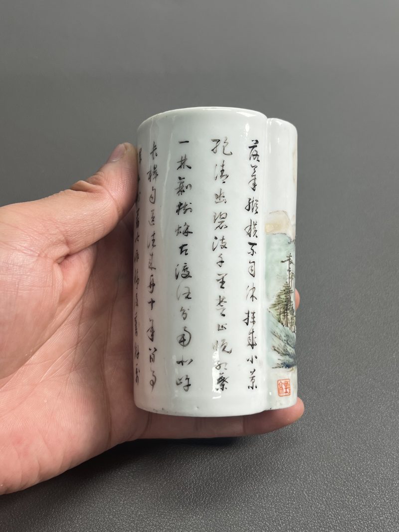 民国  粉彩山水图诗文卷形笔筒 - 图8