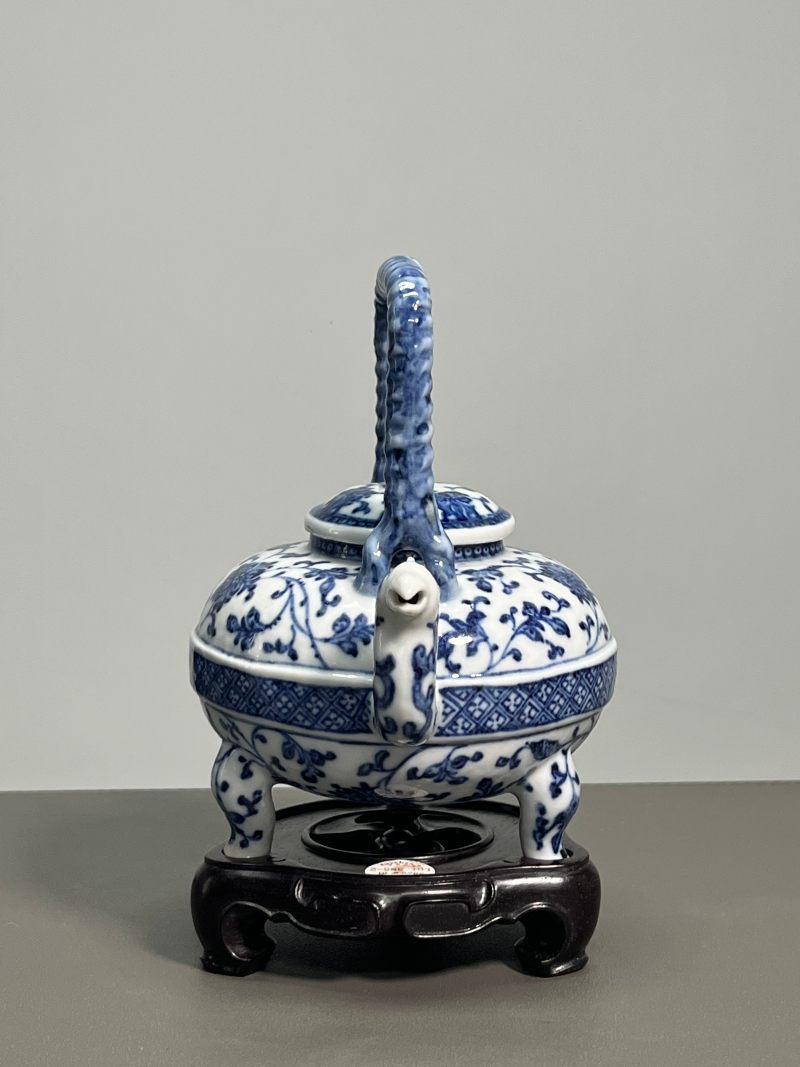 清乾隆  青花缠枝莲纹小盉壶（带木座） - 图4