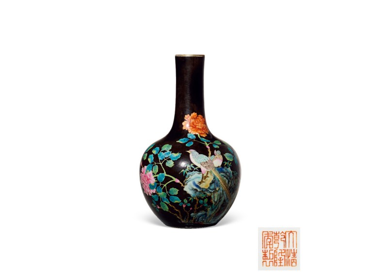 民国  墨地珐琅彩花鸟图天球瓶