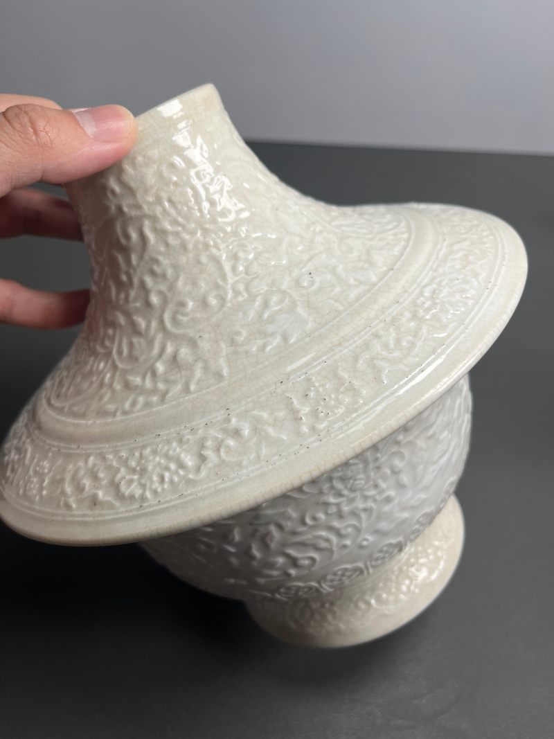 清乾隆  仿定窑模印花口瓶 - 图6