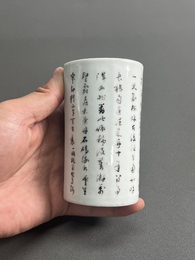 民国  粉彩山水图诗文卷形笔筒 - 图9