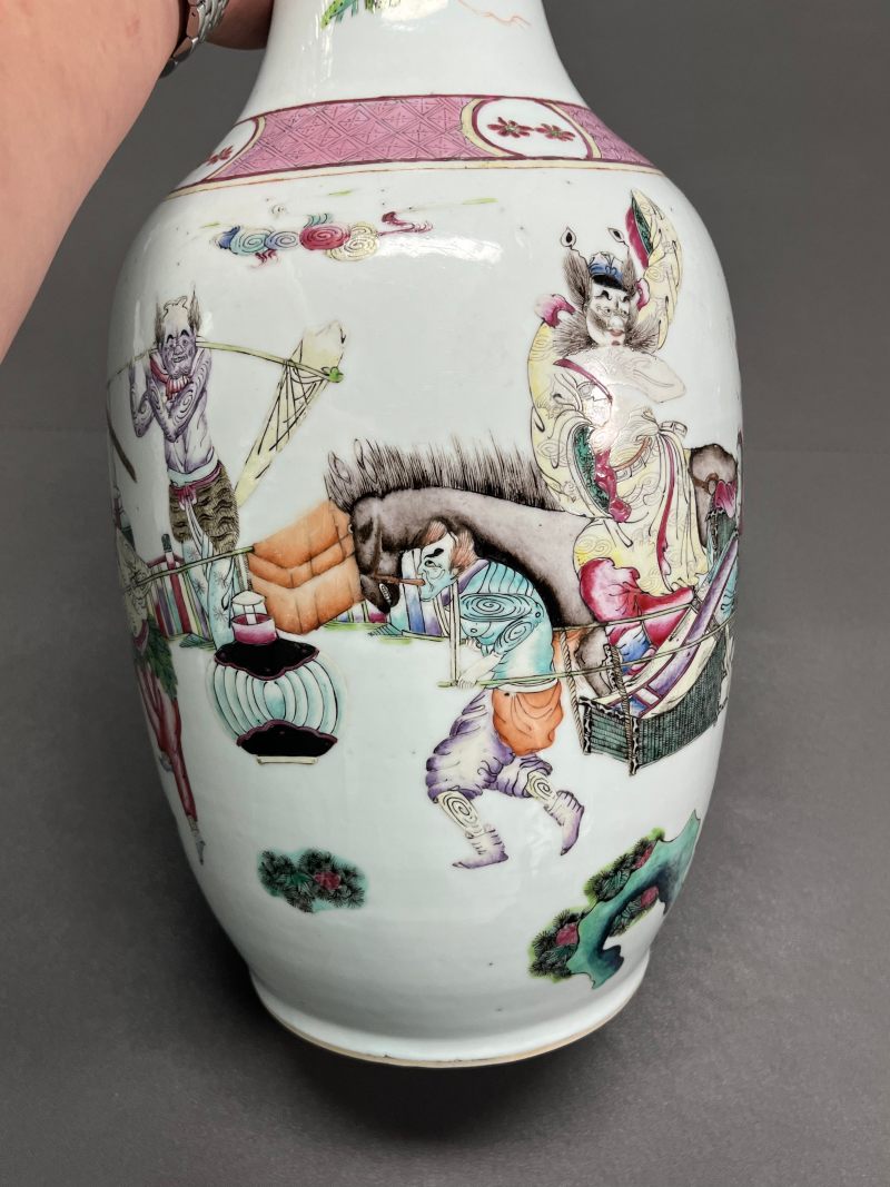 清晚期  粉彩“钟馗嫁妹”长颈瓶 - 图6