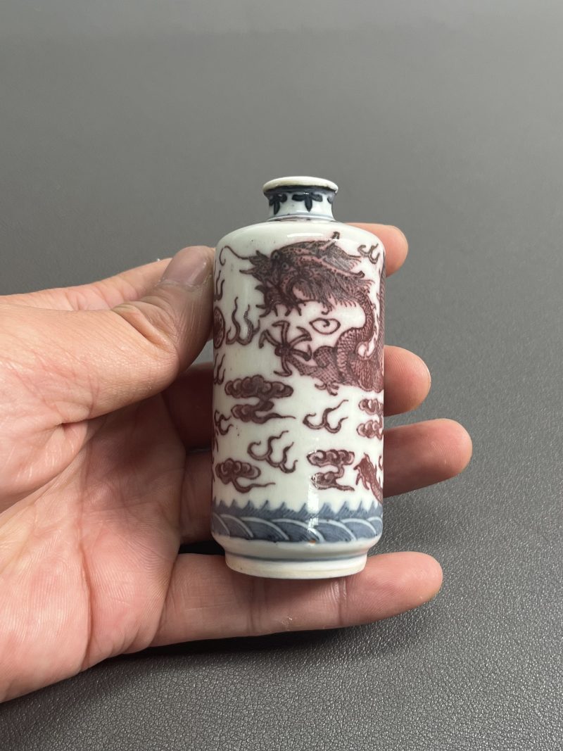 清中期  青花釉里红云龙海水纹鼻烟壶 - 图3
