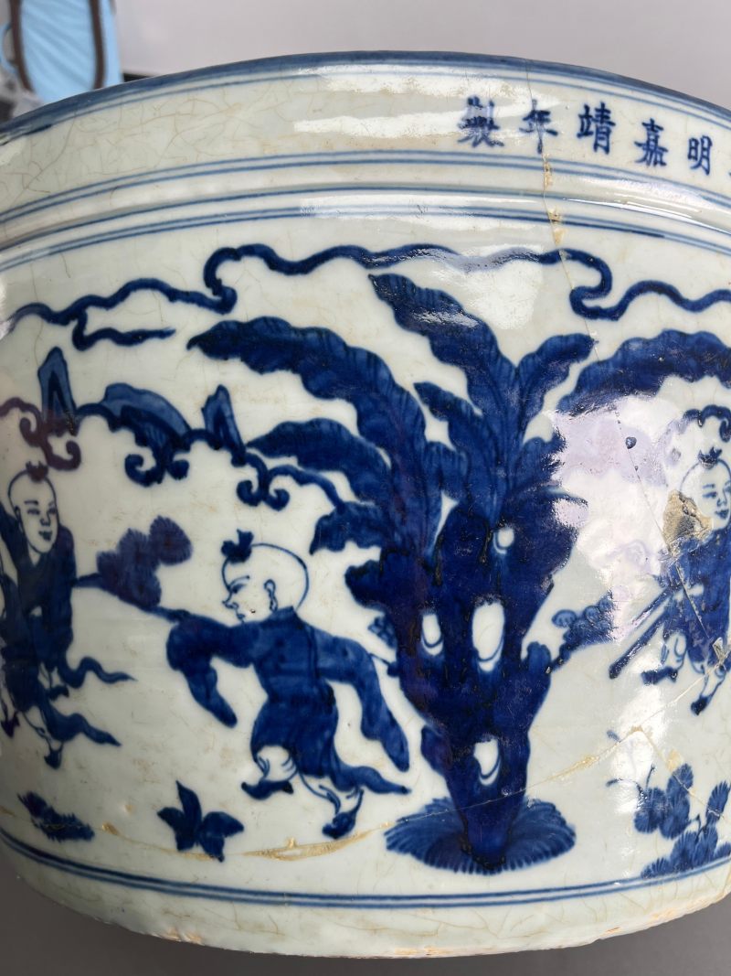 明嘉靖  青花 " 十六子闹春 " 图大缸 - 图13
