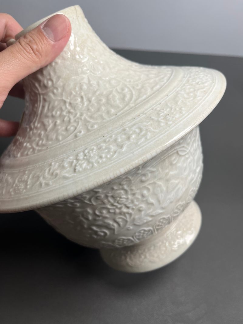 清乾隆  仿定窑模印花口瓶 - 图7