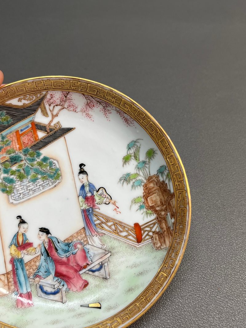 清乾隆  广彩“庭院闲趣”图杯碟（一套） - 图7