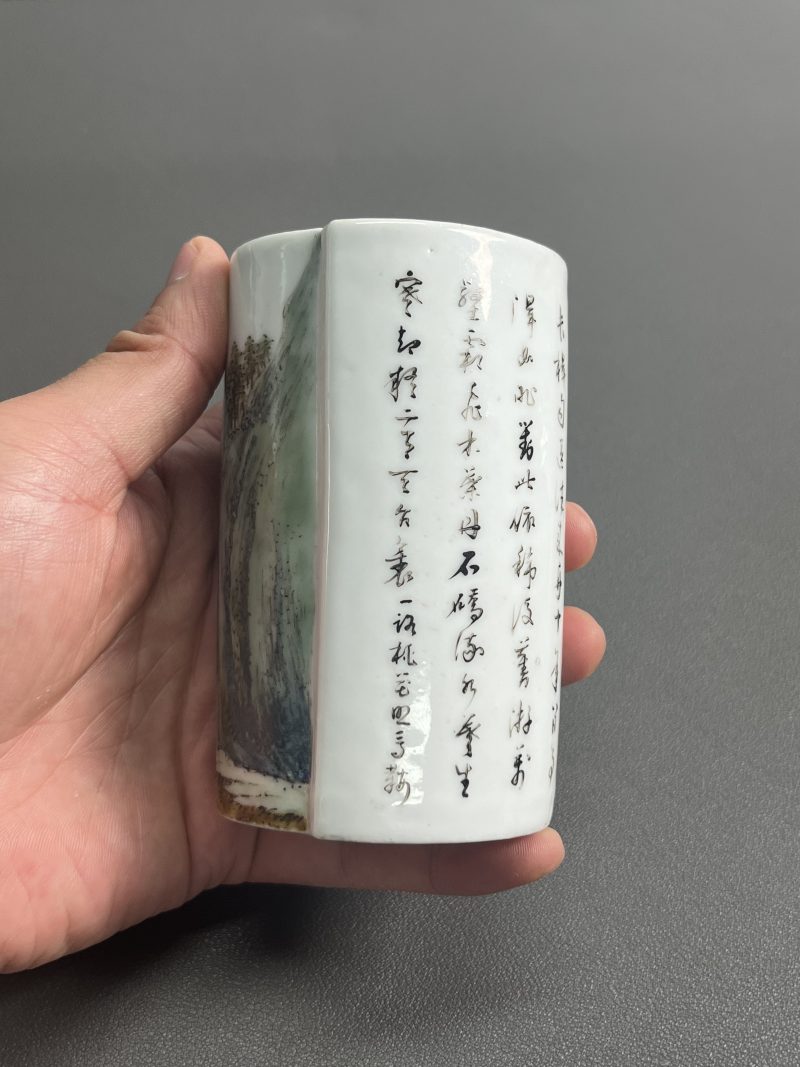 民国  粉彩山水图诗文卷形笔筒 - 图10