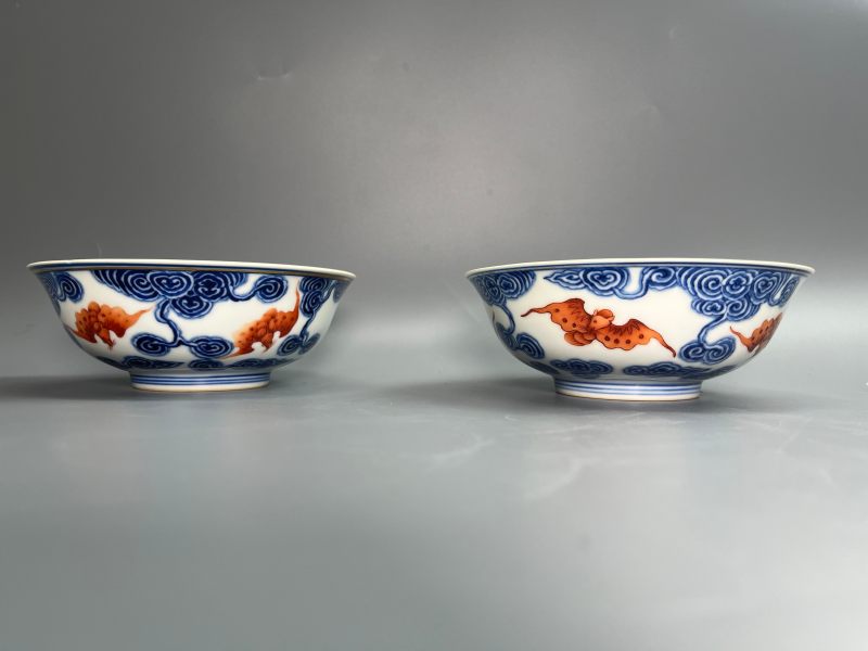 清宣统  青花矾红彩云蝠纹碗（一对） - 图2