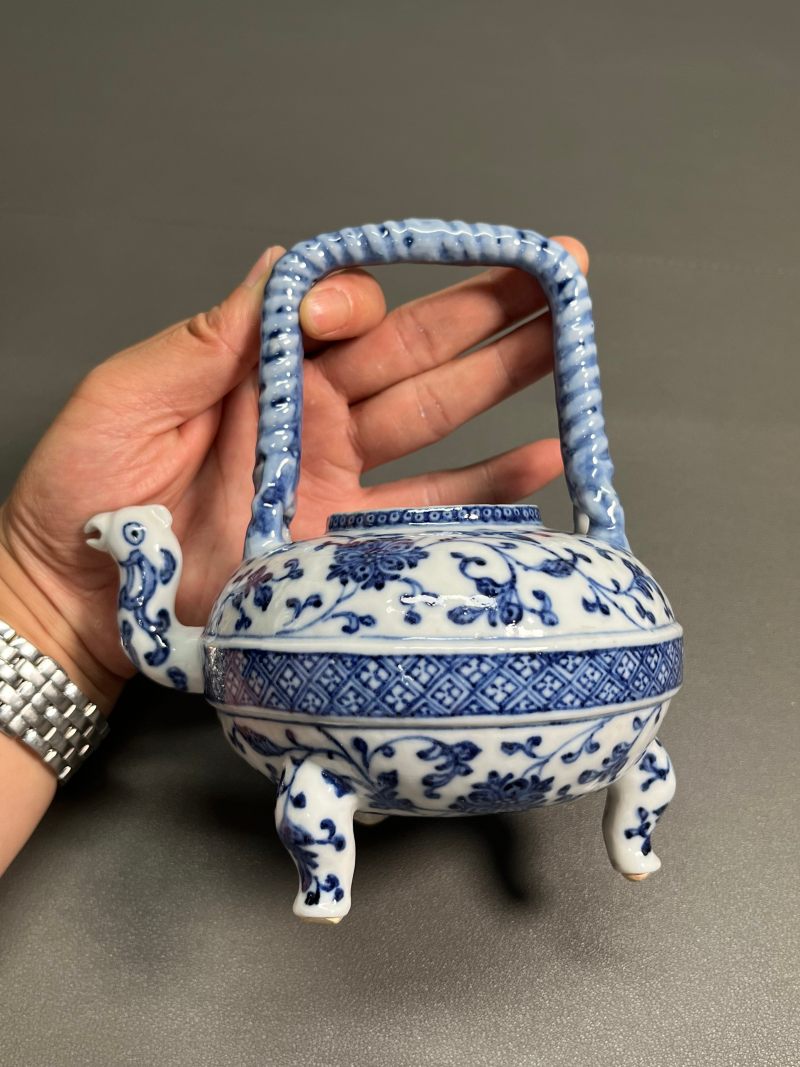 清乾隆  青花缠枝莲纹小盉壶（带木座） - 图6