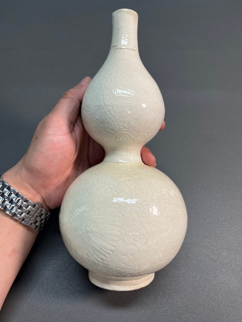 清早期 仿定白釉暗刻花卉纹葫芦瓶 - 图5