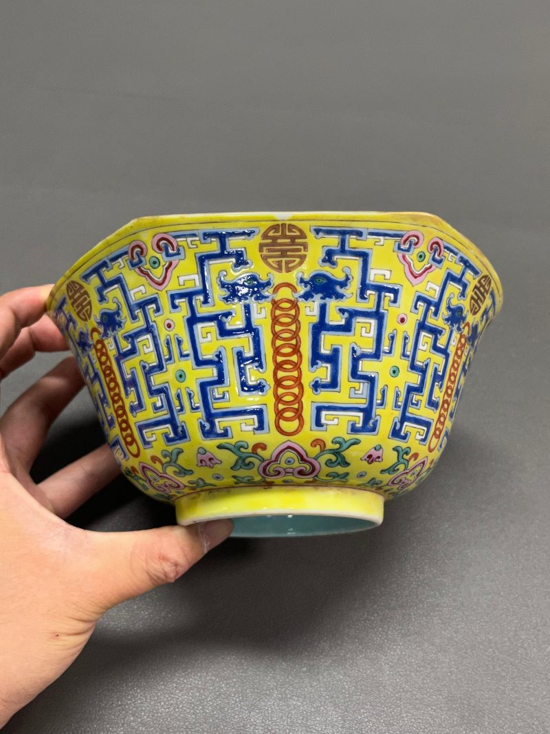 清嘉庆  黄地粉彩夔龙纹碗 - 图4