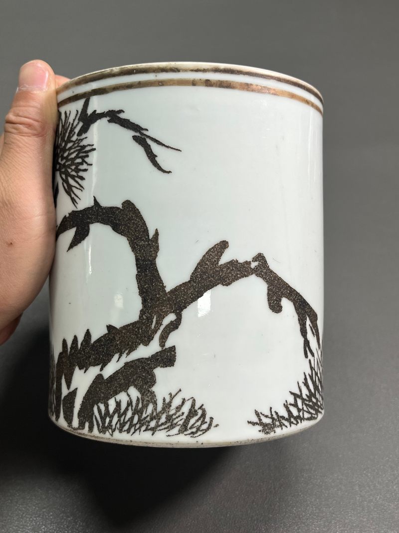 清同治  刻瓷描金苍松图笔筒 - 图22