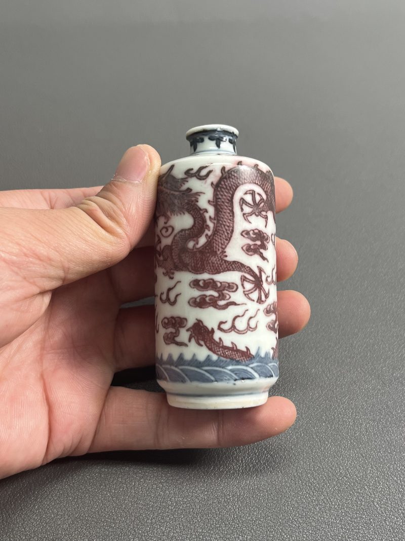 清中期  青花釉里红云龙海水纹鼻烟壶 - 图4