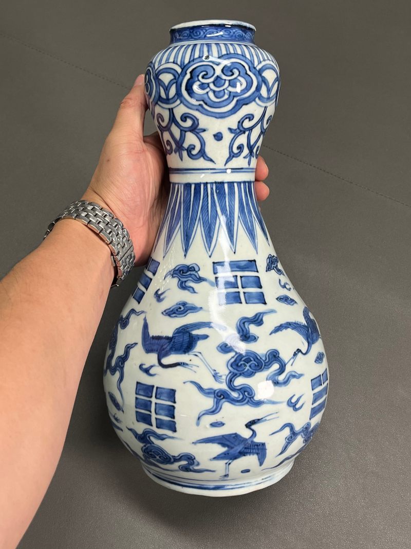 明万历  青花八卦云鹤纹蒜头瓶 - 图7