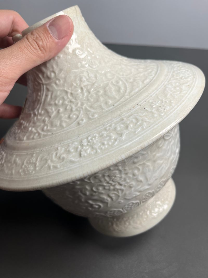 清乾隆  仿定窑模印花口瓶 - 图8
