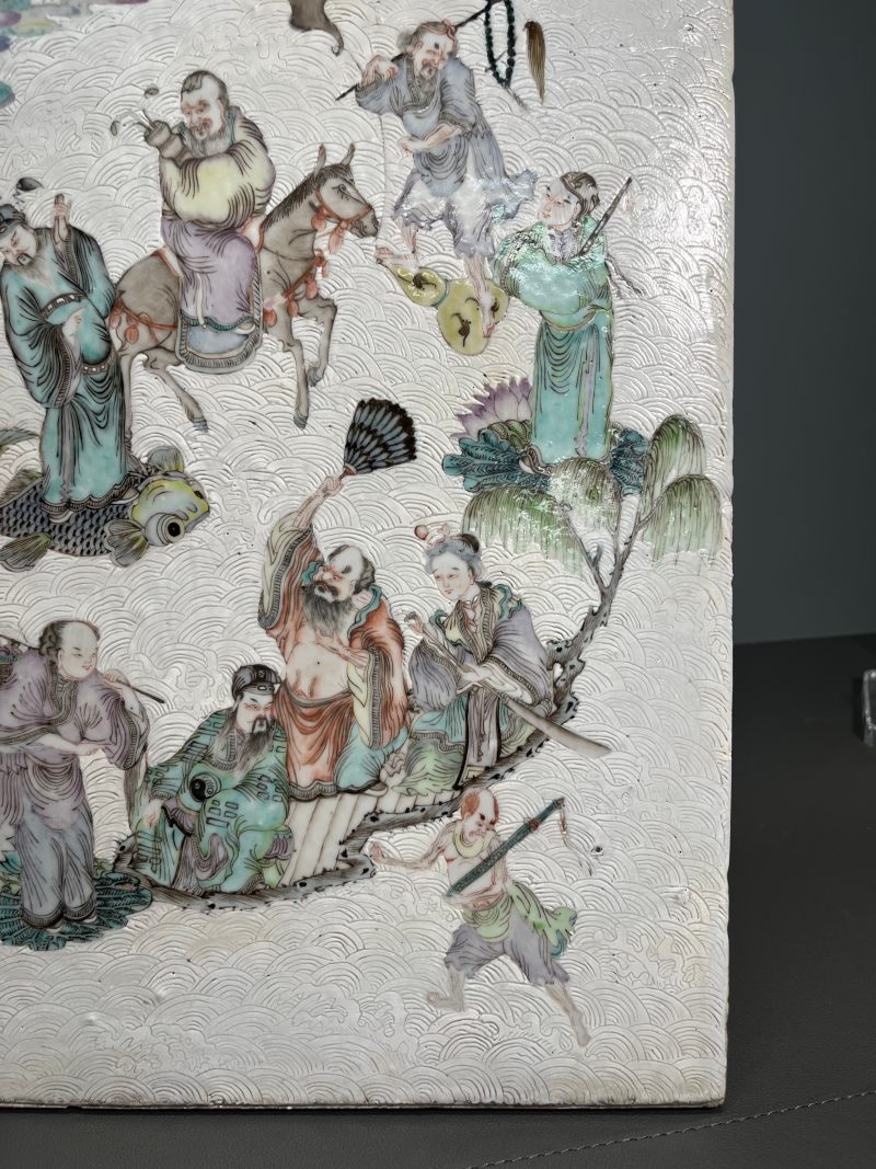 清晚期  白地轧道粉彩“八仙过海各显神通”图瓷板 - 图7