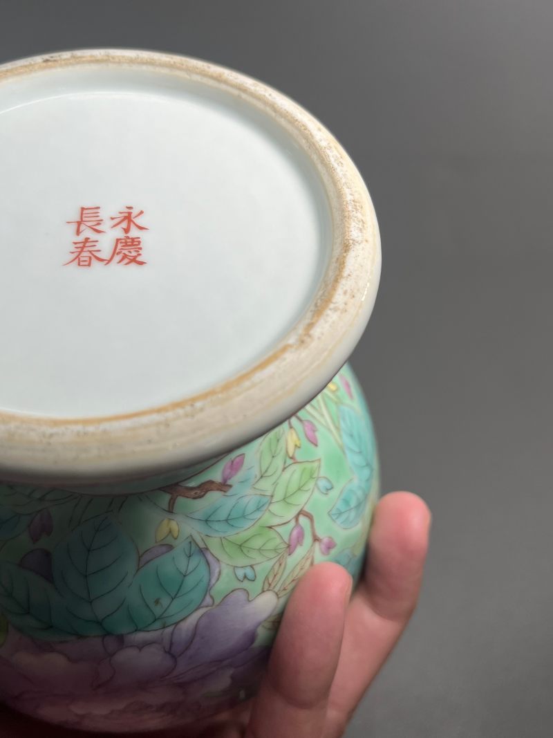清光绪  松石绿地粉彩“富贵报喜”图象耳瓶 - 图35