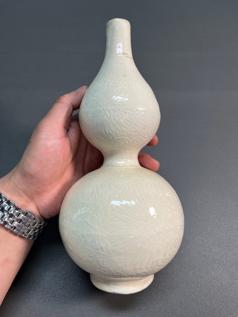 清早期 仿定白釉暗刻花卉纹葫芦瓶 - 图6