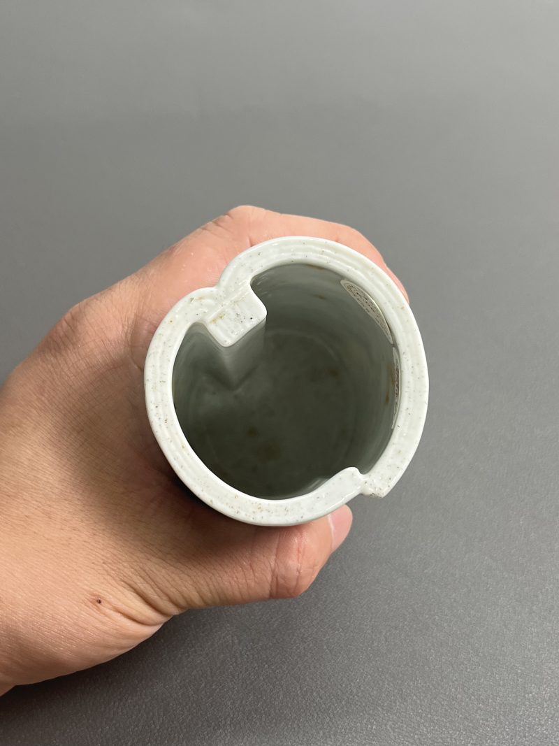 民国  粉彩山水图诗文卷形笔筒 - 图11