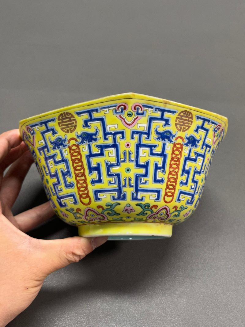 清嘉庆  黄地粉彩夔龙纹碗 - 图5