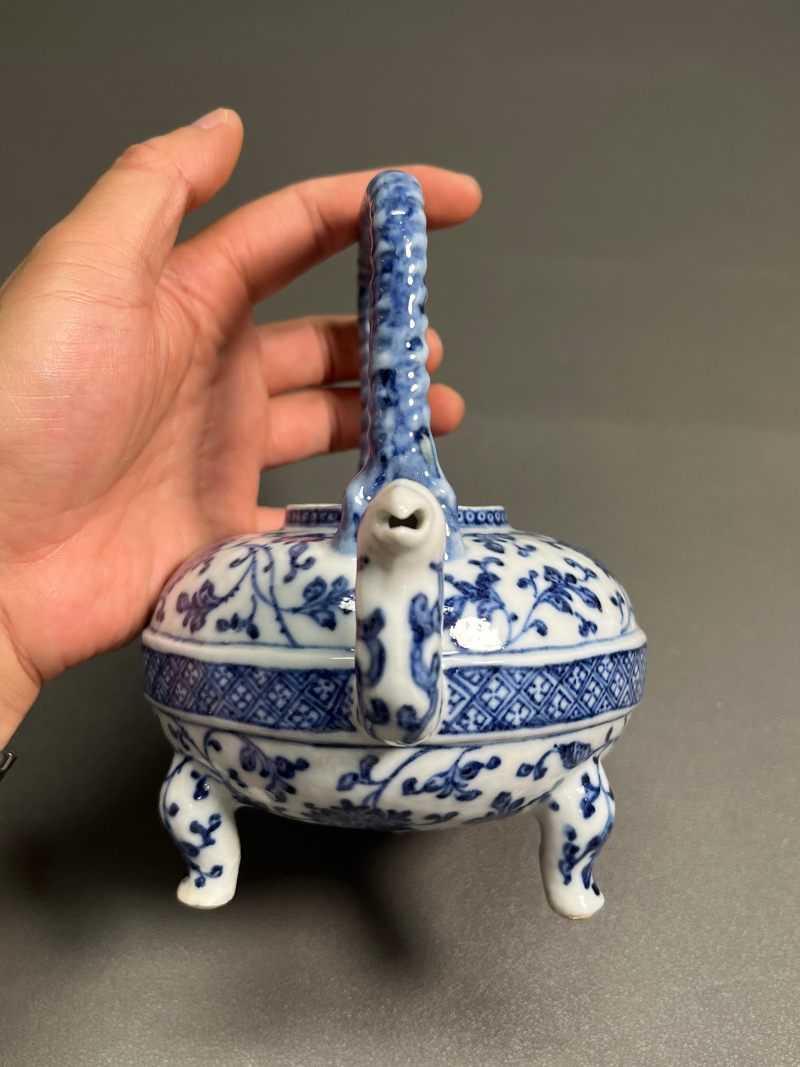 清乾隆  青花缠枝莲纹小盉壶（带木座） - 图7
