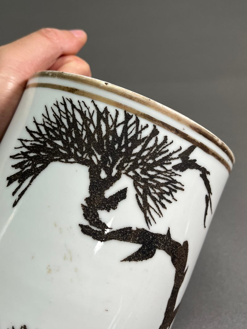 清同治  刻瓷描金苍松图笔筒 - 图23