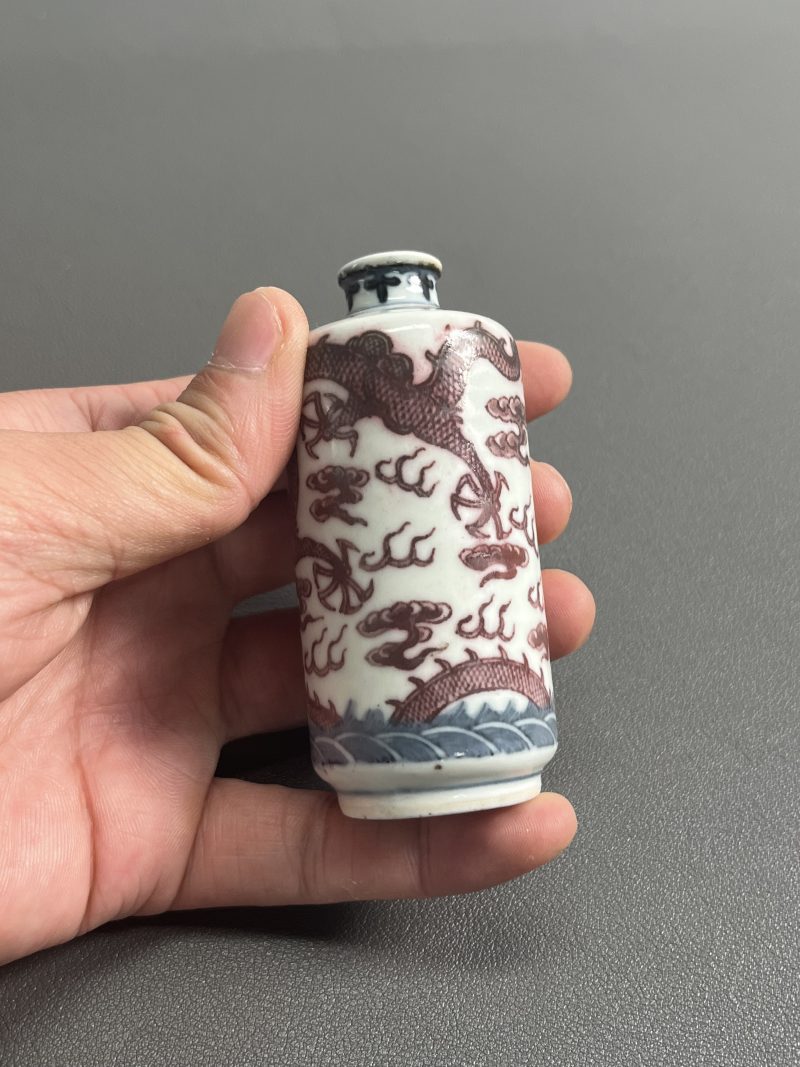 清中期  青花釉里红云龙海水纹鼻烟壶 - 图5