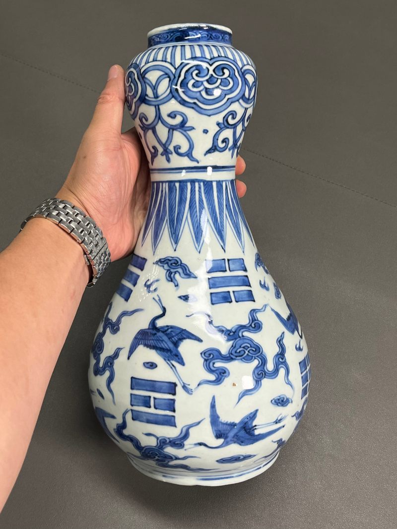 明万历  青花八卦云鹤纹蒜头瓶 - 图8