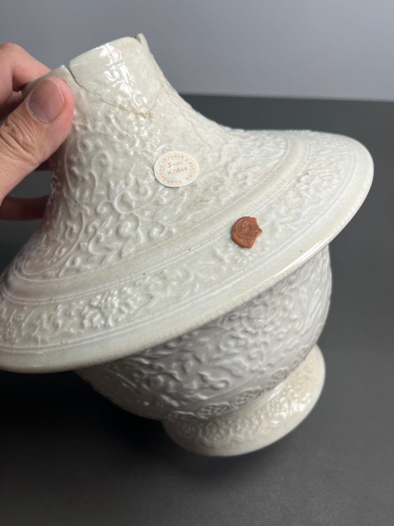 清乾隆  仿定窑模印花口瓶 - 图9