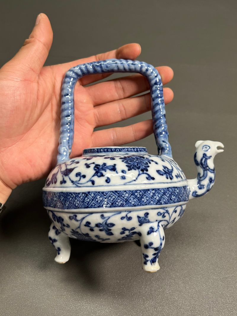 清乾隆  青花缠枝莲纹小盉壶（带木座） - 图8