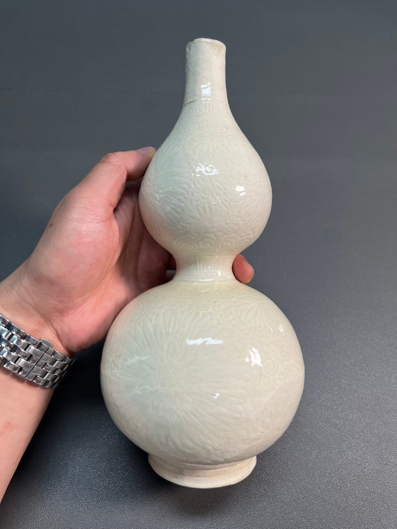 清早期 仿定白釉暗刻花卉纹葫芦瓶 - 图7