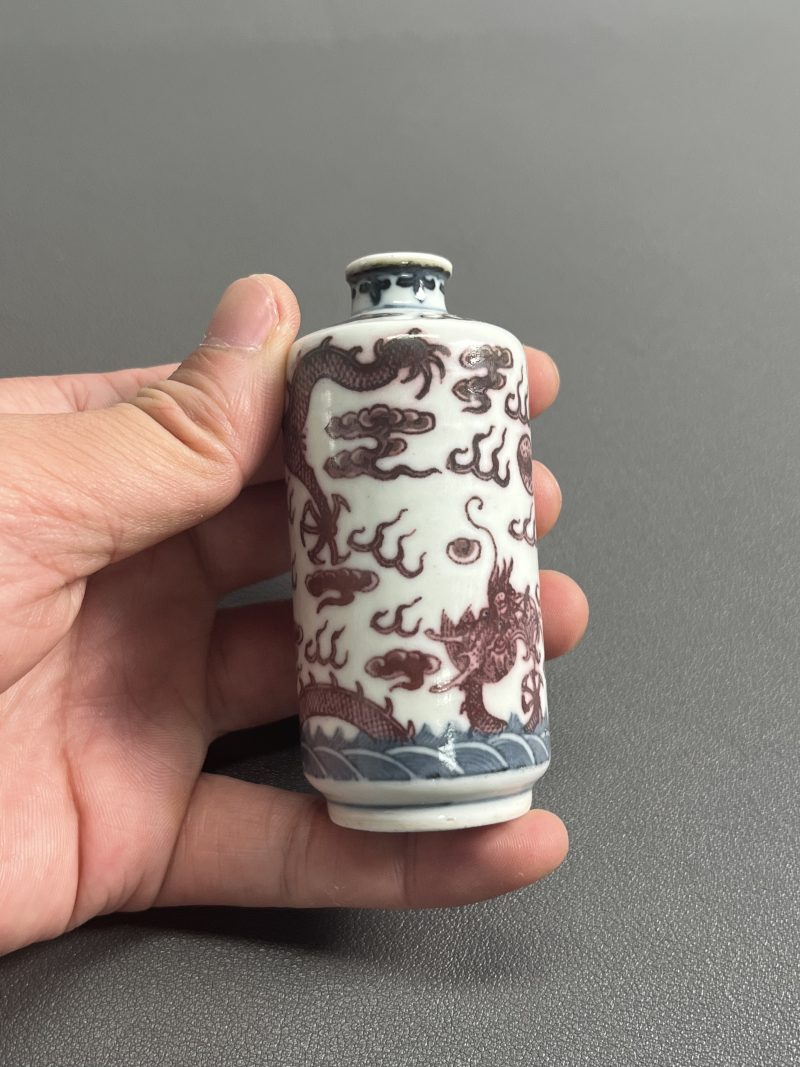 清中期  青花釉里红云龙海水纹鼻烟壶 - 图6