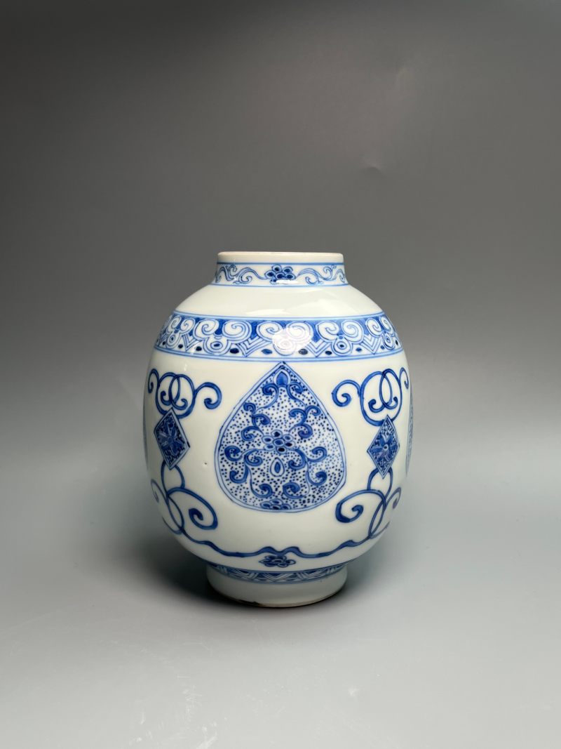 清雍正  青花淡描缠枝花卉纹灯笼尊 - 图2