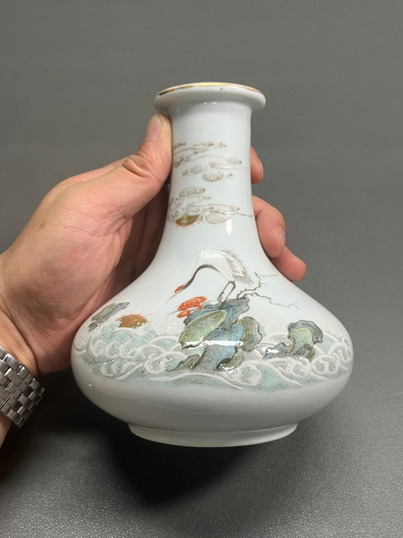 民国  粉彩“萍实呈祥”图荸荠瓶 - 图3