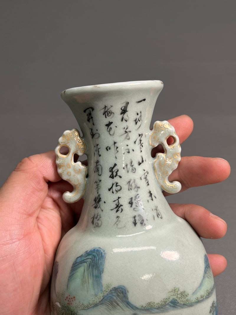 清乾隆  冬青地粉彩山水庭院诗文双耳扁瓶 - 图7