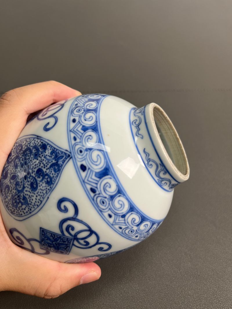 清雍正  青花淡描缠枝花卉纹灯笼尊 - 图11