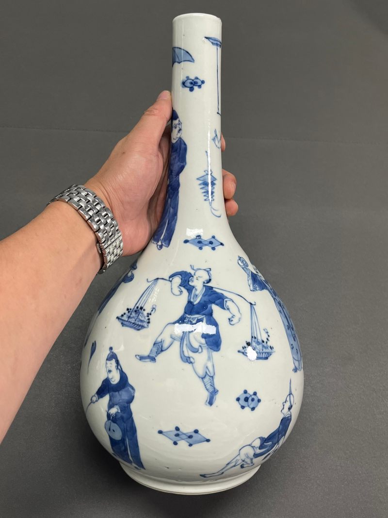 清晚期  青花市井人物故事图胆瓶（一对） - 图5
