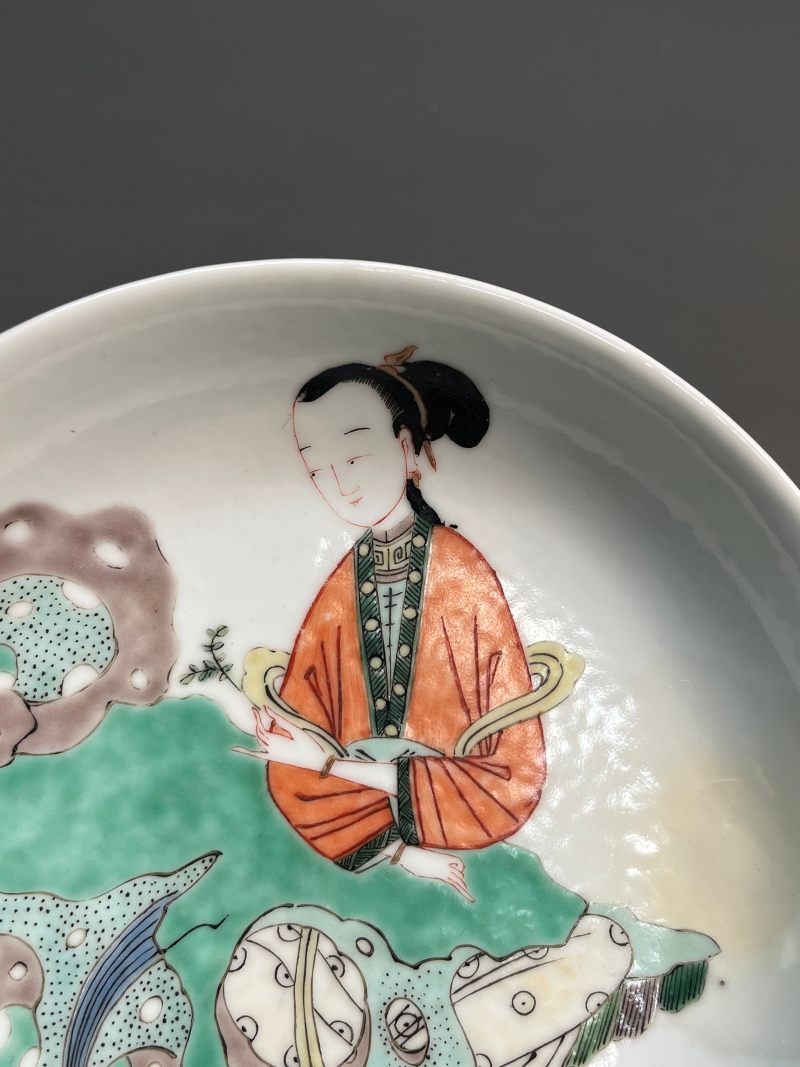 清康熙  五彩“洞石仕女”折枝图小盘 - 图9