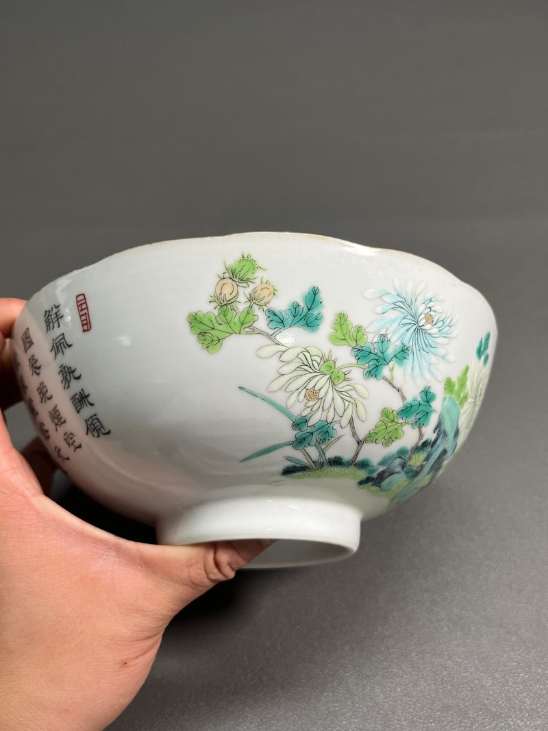 清道光  粉彩“陶渊明赏菊”图诗文花口碗 - 图7