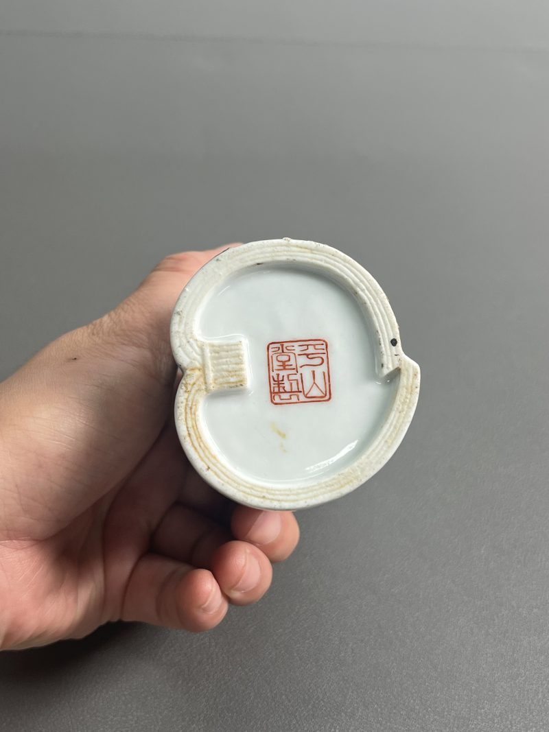 民国  粉彩山水图诗文卷形笔筒 - 图13
