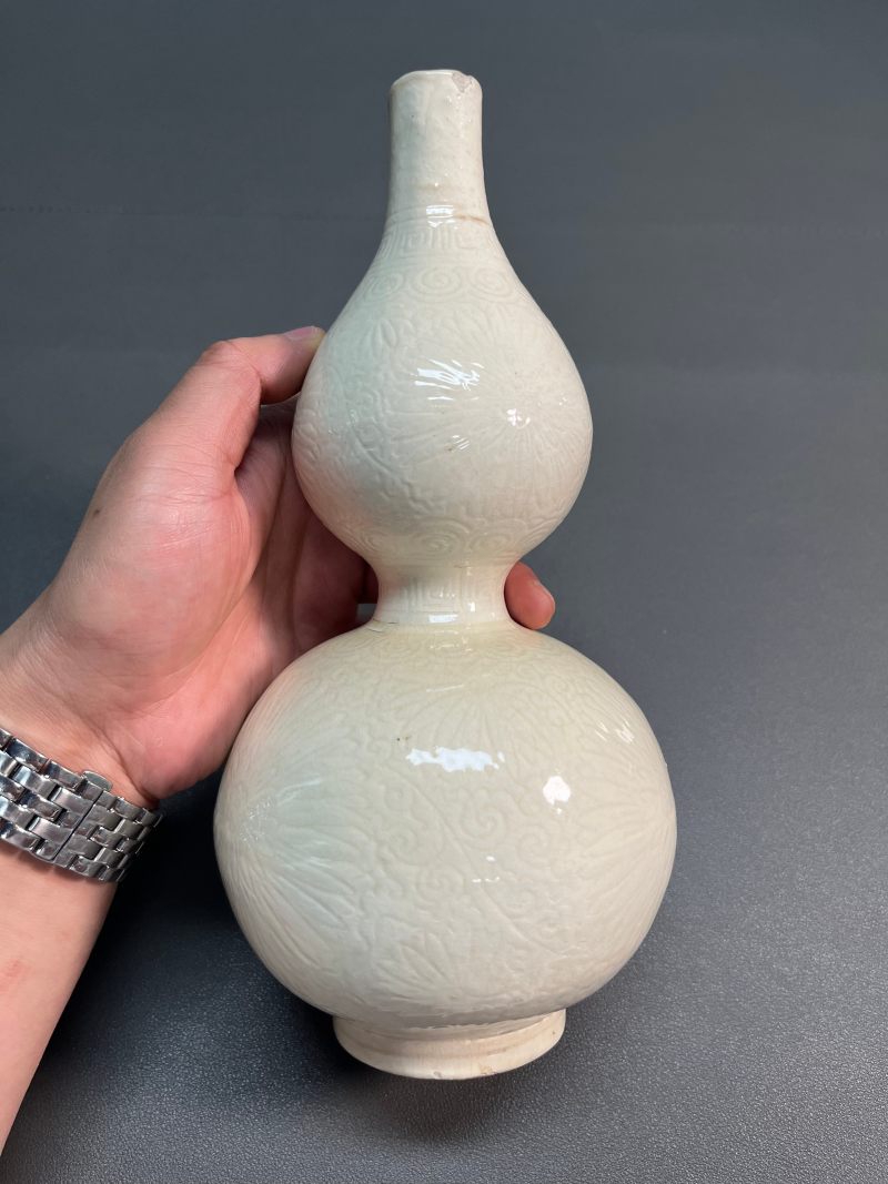 清早期 仿定白釉暗刻花卉纹葫芦瓶 - 图8