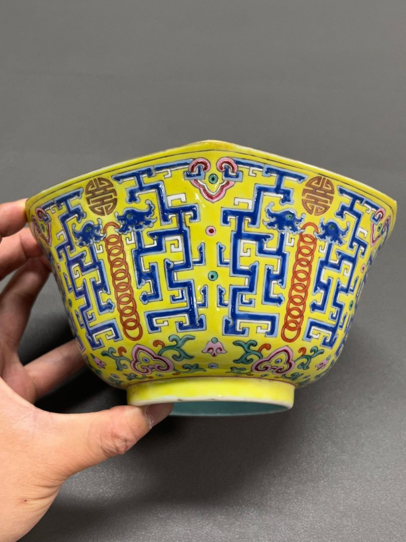 清嘉庆  黄地粉彩夔龙纹碗 - 图7