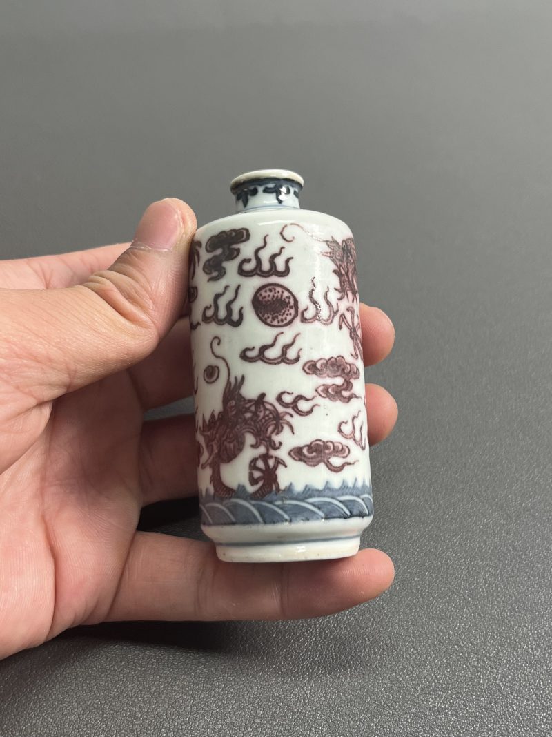 清中期  青花釉里红云龙海水纹鼻烟壶 - 图7