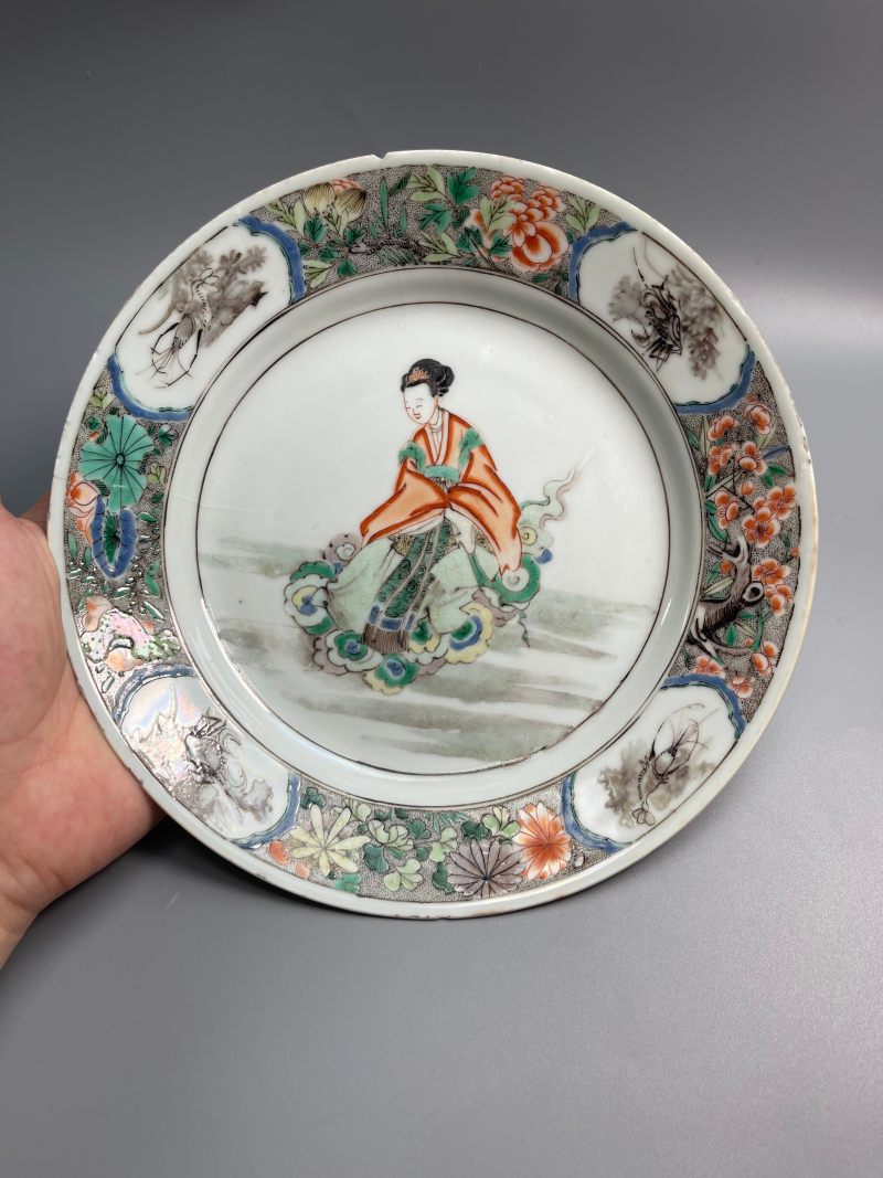 清康熙   五彩花卉锦地墨彩开光“仕女仙游”图折沿盘 - 图6