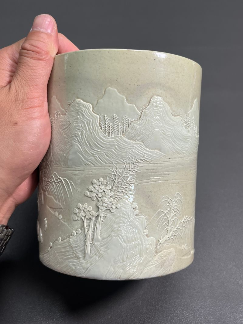 清道光  “王炳荣”款米黄釉雕瓷山水纹笔筒 - 图11