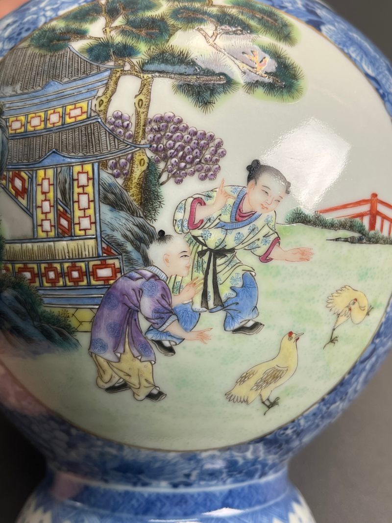 民国  青花地粉彩教子图瓶 - 图9