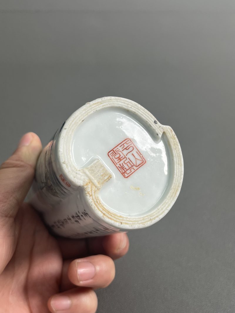 民国  粉彩山水图诗文卷形笔筒 - 图14
