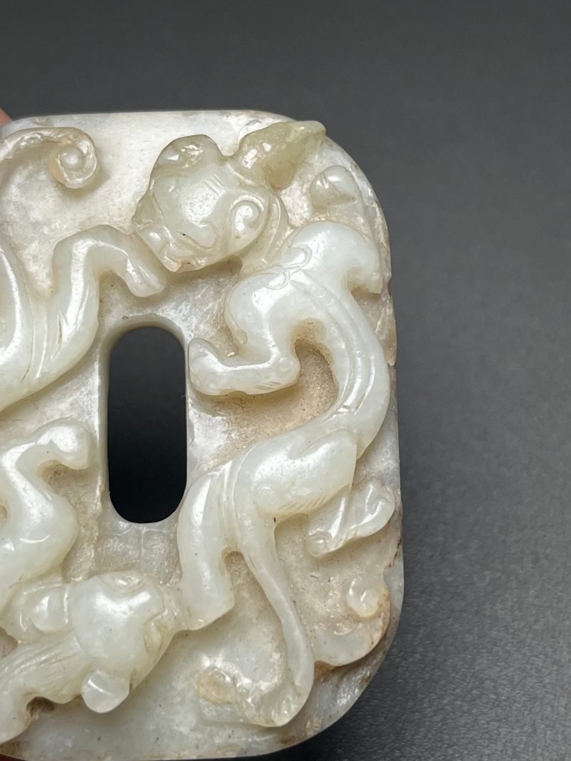 明  白玉高浮雕双螭龙方璧 - 图9
