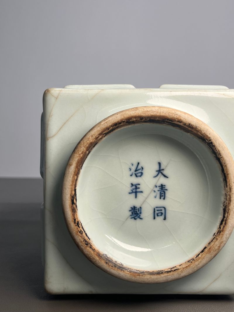 清同治  仿哥釉八卦琮式瓶 - 图11