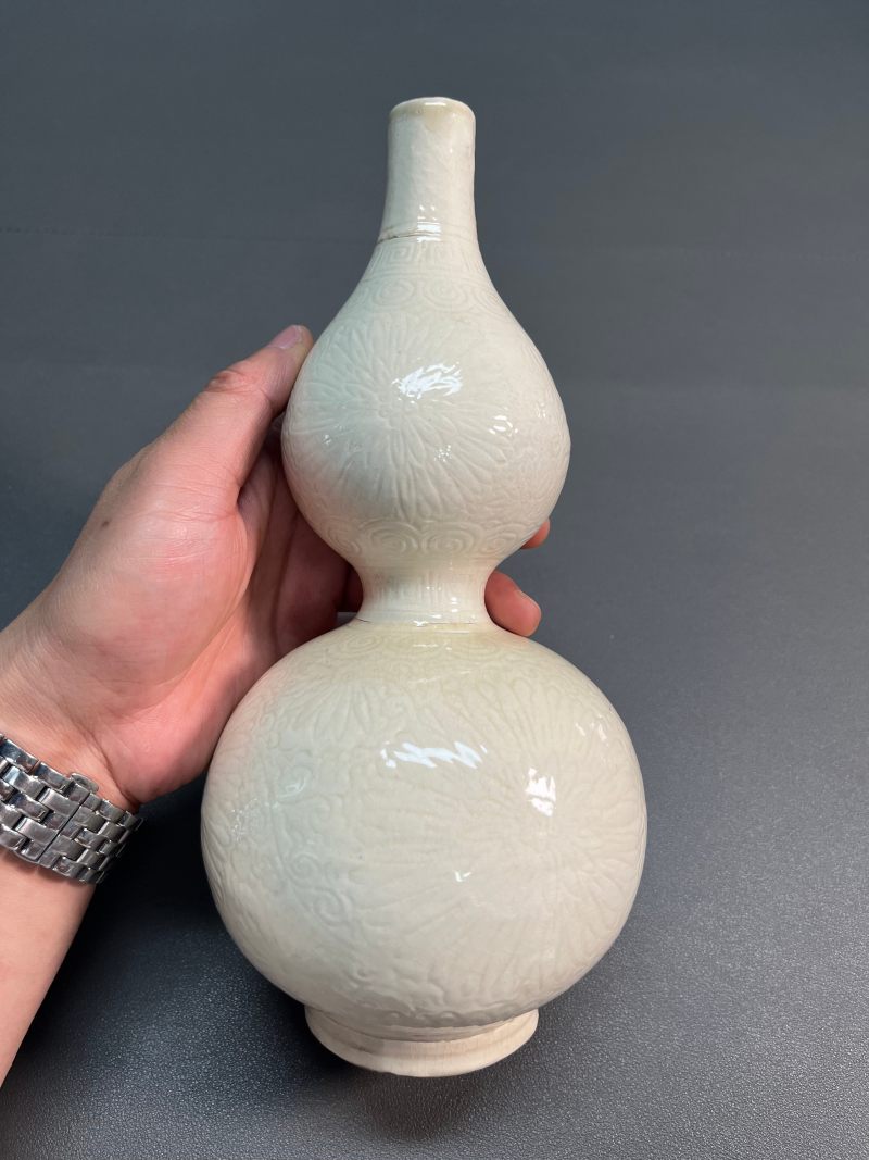 清早期 仿定白釉暗刻花卉纹葫芦瓶 - 图9